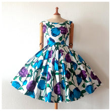 Charger l'image dans la galerie, 1950s - Spectacular Floral Print Cotton Dress - W25 (64cm)