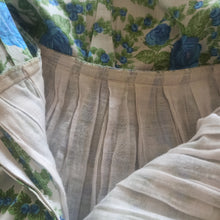 Charger l'image dans la galerie, 1950s - Stunning German Rose Garden Dress - W29 (74cm)