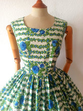 Charger l'image dans la galerie, 1950s - Stunning German Rose Garden Dress - W29 (74cm)
