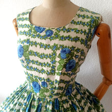 Charger l'image dans la galerie, 1950s - Stunning German Rose Garden Dress - W29 (74cm)