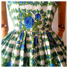Charger l'image dans la galerie, 1950s - Stunning German Rose Garden Dress - W29 (74cm)