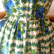 Charger l'image dans la galerie, 1950s - Stunning German Rose Garden Dress - W29 (74cm)