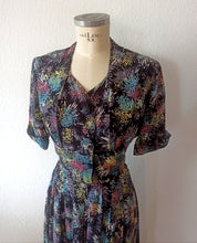 Cargar imagen en el visor de la galería, 1940s - Stunning Abstract Floral Cold Rayon Silk Dress - W29 (74cm)
