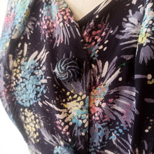 Cargar imagen en el visor de la galería, 1940s - Stunning Abstract Floral Cold Rayon Silk Dress - W29 (74cm)