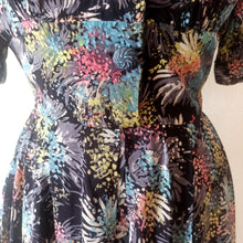Cargar imagen en el visor de la galería, 1940s - Stunning Abstract Floral Cold Rayon Silk Dress - W29 (74cm)