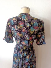 Cargar imagen en el visor de la galería, 1940s - Stunning Abstract Floral Cold Rayon Silk Dress - W29 (74cm)