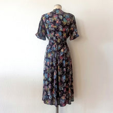 Cargar imagen en el visor de la galería, 1940s - Stunning Abstract Floral Cold Rayon Silk Dress - W29 (74cm)