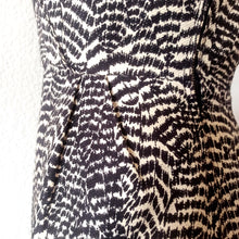Charger l'image dans la galerie, 1950s - Stunning Zebra Print Wiggle Dress - W25 (64cm)