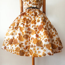 Charger l'image dans la galerie, 1950s 1960s - Stunning Autumn Flowers Satin Dress - W28 (76cm)