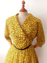 Carica l'immagine nel visualizzatore di Gallery, 1950s - Beautiful Yellow Black Rayon Silk Dress - W30 (76cm)