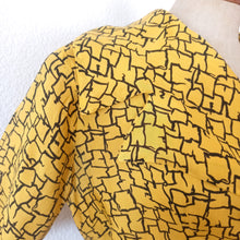 Carica l'immagine nel visualizzatore di Gallery, 1950s - Beautiful Yellow Black Rayon Silk Dress - W30 (76cm)