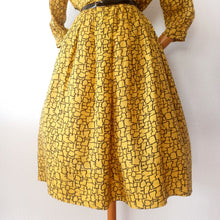 Carica l'immagine nel visualizzatore di Gallery, 1950s - Beautiful Yellow Black Rayon Silk Dress - W30 (76cm)