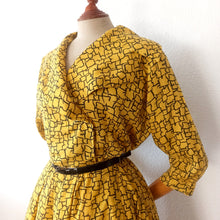 Carica l'immagine nel visualizzatore di Gallery, 1950s - Beautiful Yellow Black Rayon Silk Dress - W30 (76cm)