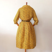 Carica l'immagine nel visualizzatore di Gallery, 1950s - Beautiful Yellow Black Rayon Silk Dress - W30 (76cm)