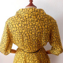Carica l'immagine nel visualizzatore di Gallery, 1950s - Beautiful Yellow Black Rayon Silk Dress - W30 (76cm)