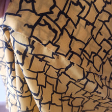 Carica l'immagine nel visualizzatore di Gallery, 1950s - Beautiful Yellow Black Rayon Silk Dress - W30 (76cm)