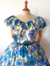 Charger l'image dans la galerie, 1950s - Stunning Ruffled Shawl Collar Floral Dress - W31 (80cm)