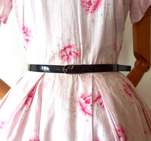 Cargar imagen en el visor de la galería, 1950s - Sweet Pink Floral Cotton Day Dress - W27 (68cm)