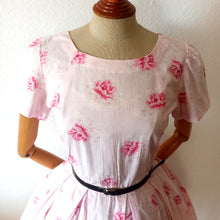 Cargar imagen en el visor de la galería, 1950s - Sweet Pink Floral Cotton Day Dress - W27 (68cm)