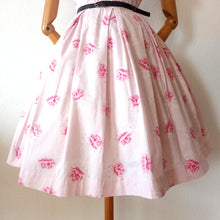 Cargar imagen en el visor de la galería, 1950s - Sweet Pink Floral Cotton Day Dress - W27 (68cm)