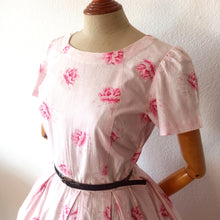 Cargar imagen en el visor de la galería, 1950s - Sweet Pink Floral Cotton Day Dress - W27 (68cm)
