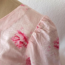 Cargar imagen en el visor de la galería, 1950s - Sweet Pink Floral Cotton Day Dress - W27 (68cm)