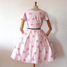 Cargar imagen en el visor de la galería, 1950s - Sweet Pink Floral Cotton Day Dress - W27 (68cm)