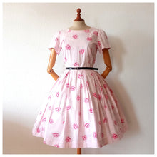Cargar imagen en el visor de la galería, 1950s - Sweet Pink Floral Cotton Day Dress - W27 (68cm)