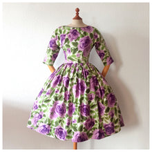 Charger l'image dans la galerie, 1950s - Julie Miller, USA - Spectacular Purple Roseprint Dress - W29 (74cm)