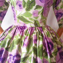 Charger l'image dans la galerie, 1950s - Julie Miller, USA - Spectacular Purple Roseprint Dress - W29 (74cm)