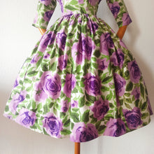 Charger l'image dans la galerie, 1950s - Julie Miller, USA - Spectacular Purple Roseprint Dress - W29 (74cm)