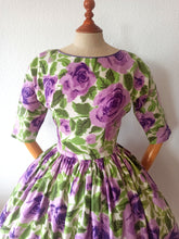 Charger l'image dans la galerie, 1950s - Julie Miller, USA - Spectacular Purple Roseprint Dress - W29 (74cm)