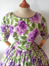 Charger l'image dans la galerie, 1950s - Julie Miller, USA - Spectacular Purple Roseprint Dress - W29 (74cm)