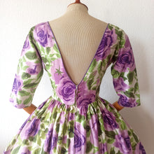 Charger l'image dans la galerie, 1950s - Julie Miller, USA - Spectacular Purple Roseprint Dress - W29 (74cm)
