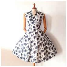 Charger l'image dans la galerie, 1950s - Gorgeous Black Roses Nylon Dress - W27 (68cm)