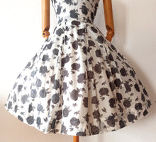 Charger l'image dans la galerie, 1950s - Gorgeous Black Roses Nylon Dress - W27 (68cm)