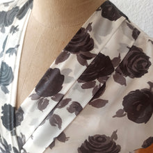 Charger l'image dans la galerie, 1950s - Gorgeous Black Roses Nylon Dress - W27 (68cm)