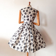Charger l'image dans la galerie, 1950s - Gorgeous Black Roses Nylon Dress - W27 (68cm)