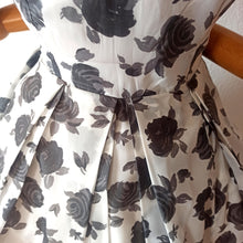 Charger l'image dans la galerie, 1950s - Gorgeous Black Roses Nylon Dress - W27 (68cm)