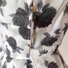 Charger l'image dans la galerie, 1950s - Gorgeous Black Roses Nylon Dress - W27 (68cm)