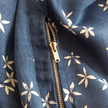 Cargar imagen en el visor de la galería, 1940s - Gorgeous Navy Blue Floral Dress - W39 (100cm)