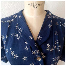 Cargar imagen en el visor de la galería, 1940s - Gorgeous Navy Blue Floral Dress - W39 (100cm)