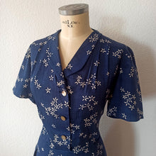 Cargar imagen en el visor de la galería, 1940s - Gorgeous Navy Blue Floral Dress - W39 (100cm)