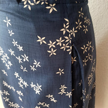 Cargar imagen en el visor de la galería, 1940s - Gorgeous Navy Blue Floral Dress - W39 (100cm)