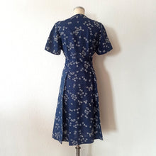 Cargar imagen en el visor de la galería, 1940s - Gorgeous Navy Blue Floral Dress - W39 (100cm)