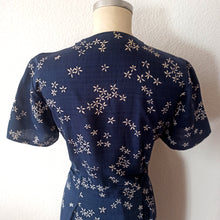 Cargar imagen en el visor de la galería, 1940s - Gorgeous Navy Blue Floral Dress - W39 (100cm)