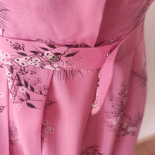 Cargar imagen en el visor de la galería, 1940s - Impressions de Lyon, France - Beautiful Pink Rayon Dress - W30 (76cm)