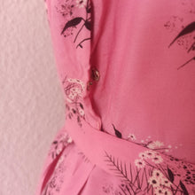 Cargar imagen en el visor de la galería, 1940s - Impressions de Lyon, France - Beautiful Pink Rayon Dress - W30 (76cm)