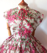 Charger l'image dans la galerie, 1950s - Stunning French Couture Floral Dress - W27 (68cm)