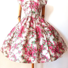 Charger l'image dans la galerie, 1950s - Stunning French Couture Floral Dress - W27 (68cm)